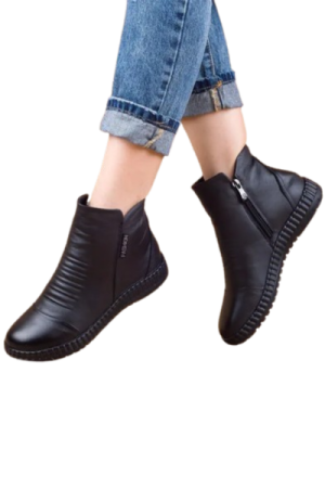 Bottes noires plates cuir femme - image principale - chic bottes femme