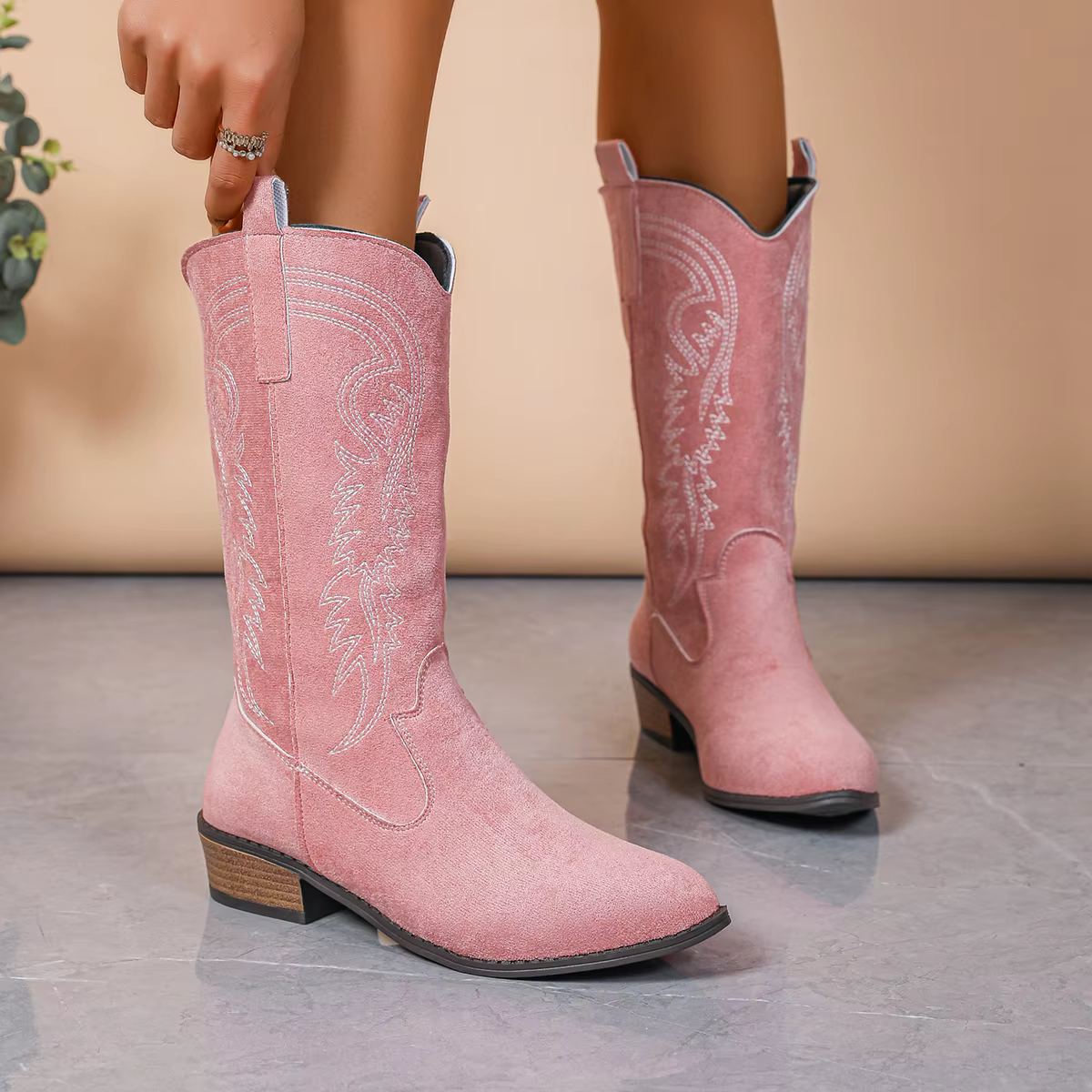 Bottes cowboy mi-mollet femme en suédine, talon bas et broderies count(title)% Bottes cowboy mi-mollet femme en suédine, talon bas et broderies — vue principale