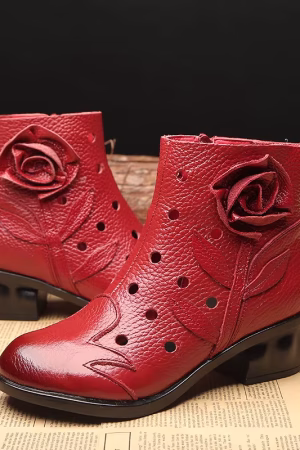 Bottines rouges en cuir, talon bas et motif rose — vue principale